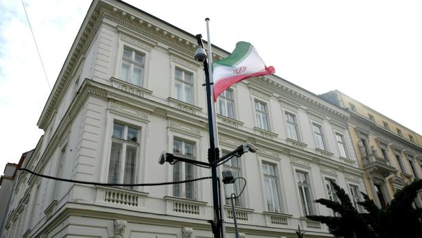 ANGRIFFE DER USA UND ISRAELS AUF DEN IRAN: FLAGGE AN DER IRANISCHEN BOTSCHAFT