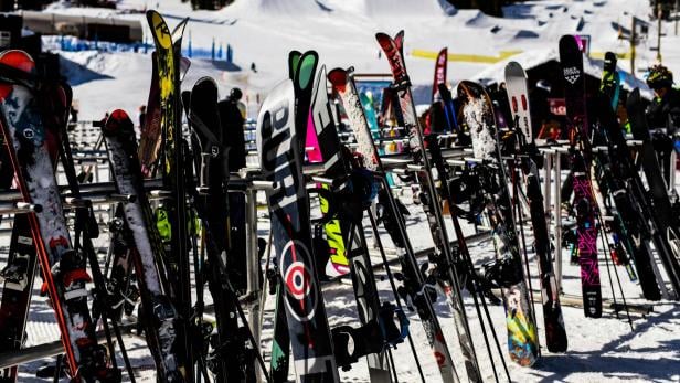 Mehrere verschiedenfarbiger Skier aneinandergereiht