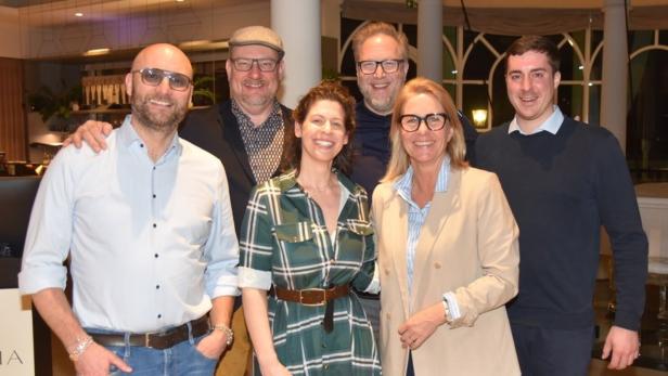 Sechs Personen stehen nebeneinander