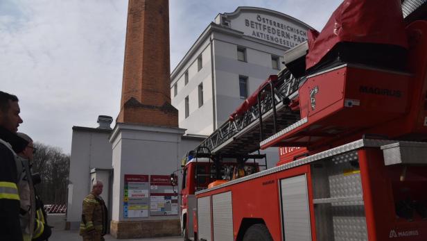 Ein Feuerwehrauto vor einem Fabriksgebäude