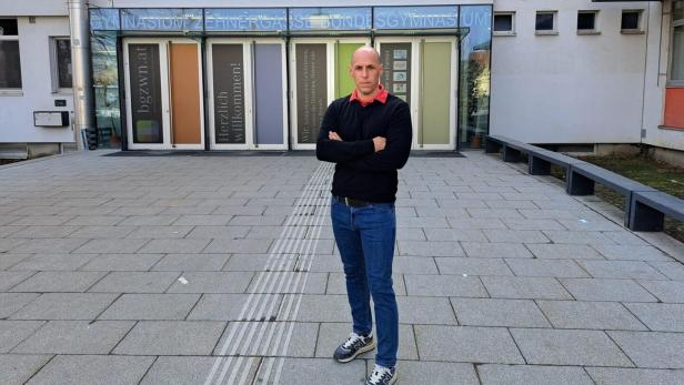 Helmuth Fiedler vor einer Schule