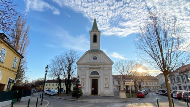 Kirche am Khleslplatz im Sonnenuntergang.