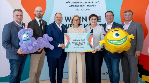 Ausstellungsverantwortliche mit LH Mikl-Leitner 