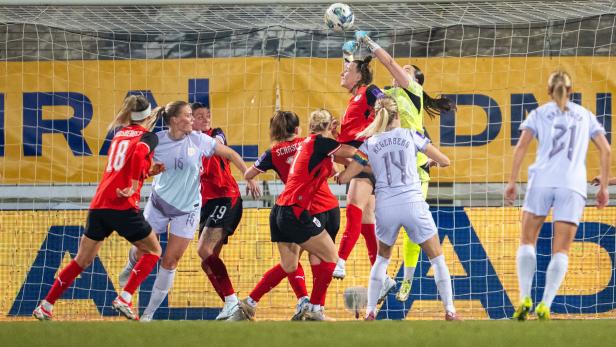 Österreichs Torfrau kann den Ball wegfausten.