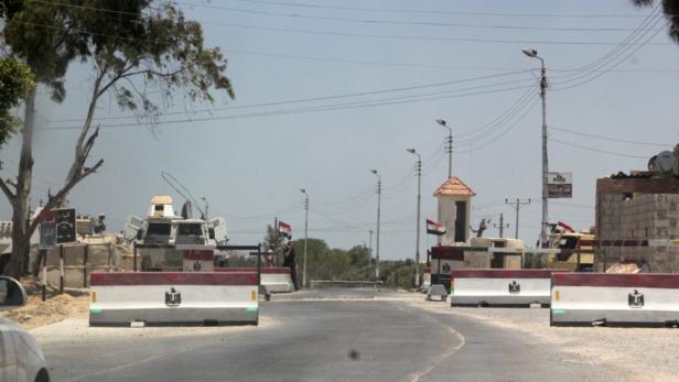 An army check point is seen in El-Arish city, in North Sinai July 15, 2013. At least three people were killed and 17 wounded when suspected militants fired rocket-propelled grenades at a bus carrying workers in Egypt&#039;s North Sinai province early on Monday, security and medical sources said. REUTERS/Stringer (EGYPT - Tags: CIVIL UNREST POLITICS MILITARY)