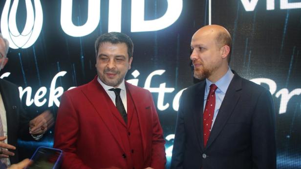 Foto von zwei Männern in Anzügen