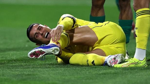Cristiano Ronaldo liegt verletzt am Boden.
