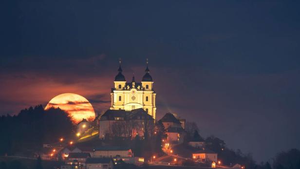 Vollmond hinter der Basilika Sonntagberg