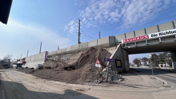 Viergleisiger Ausbau der Nordeinfahrt Wiener Neustadt. Die Eisenbahnbrücke in der Fischauer Gasse gilt als Nadelöhr.