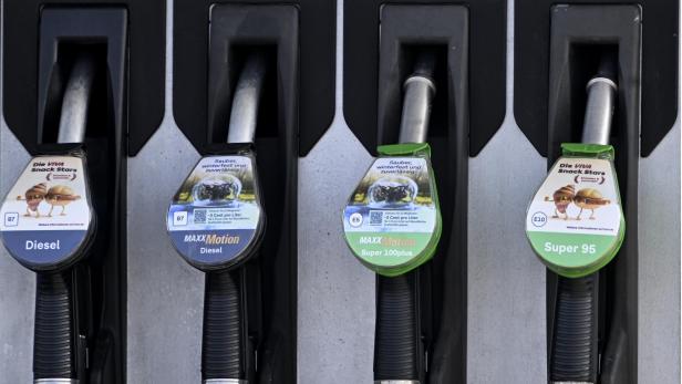 Randale in Wiener Tankstelle: Frau greift Polizisten an