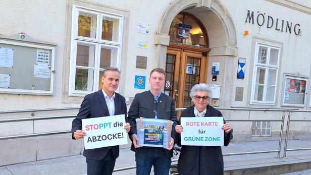 Drei Personen stehen vor einem Gemeindeamt