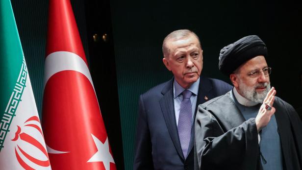 Der türkische Präsident Recep Tayyip Erdogan (links) und der iranische Präsident Ebrahim Raisi nehmen am 24. Januar 2024 an einer gemeinsamen Pressekonferenz in Ankara teil.