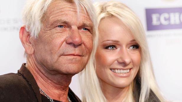 Matthias Reim und Christin Stark stehen eng nebeneinander und lächeln bei einer Veranstaltung mit ECHO-Logo im Hintergrund.