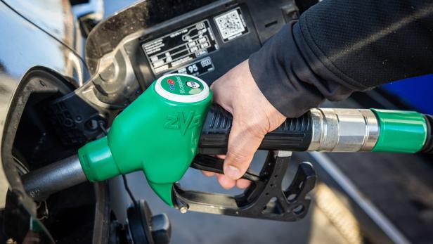 Motorists queue at a gas station in Delft