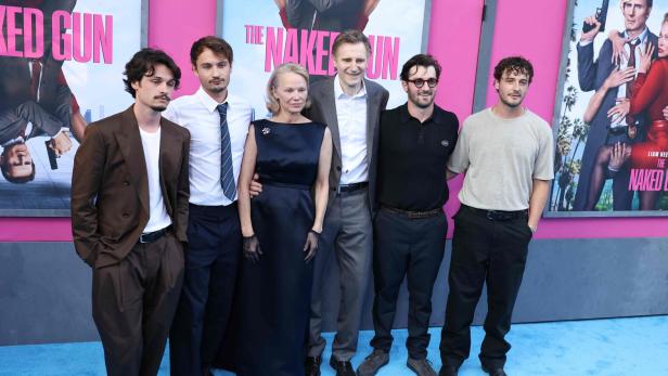 Liam Neeson mit Pamela Anderson und seinen und ihren Söhnen. Daniel Neeson steht rechts von Liam