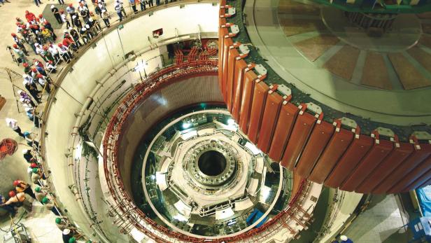 Ein Andritz-Generator wird im Wasserkraftwerk Simon Bolivar bei Guri, Venezuela, installiert.