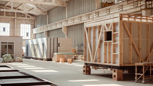 Hier werden Raumzellen und Bauteile in der automatisierten Produktion vorgefertigt