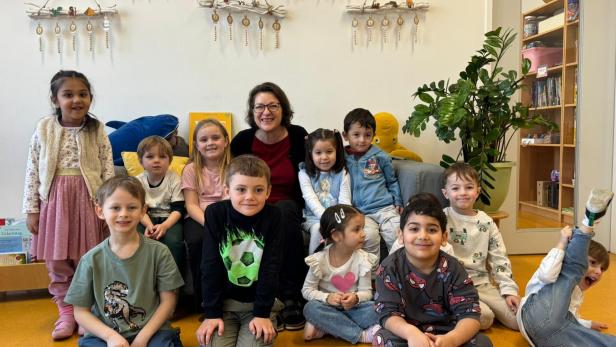Kindergartengruppe mit Freispielerin "Susi"