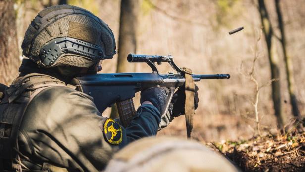 Auch militärische Waffen wie das Sturmgewehr 77 wurden im Keller des Hauses in Niederösterreich entdeckt.