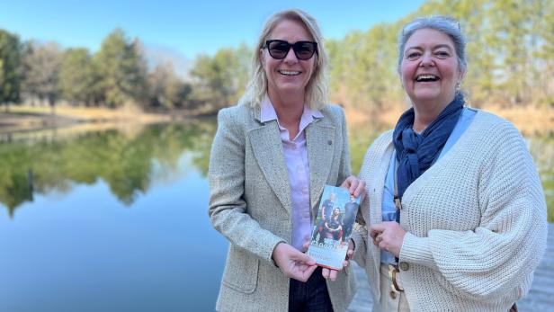 Bürgermeisterin Natascha Matousek und Bettfedernfabrik-Chefin Sabine Hauger am Ufer des Badeteichs