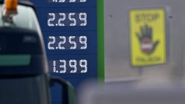 ++ THEMENBILD ++ IRAN-KRIEG MACHT ÖL TEURER - ZAPFSÄULE AN TANKSTELLE