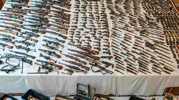 Die Polizei fand beim Verdächtigen ein Waffenarsenal.
