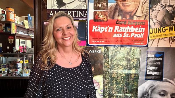 Wirtin Natascha Orlik mit Fundstücke, Schnäppchen und Raritäten.