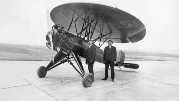 ein Flugzeug mit einem runden Flügel steht auf einer Startbahn