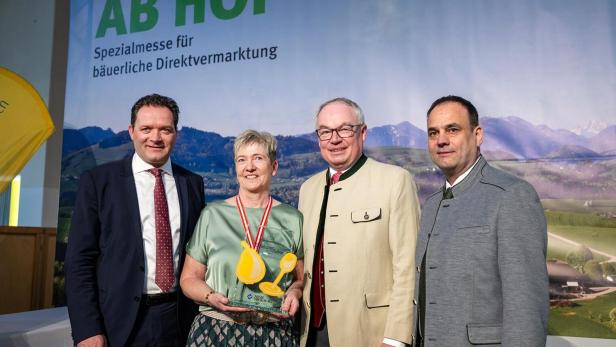 Martina Weidenauer nahm Trophäe in Empfang