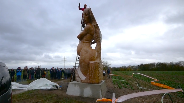Die schwangere Frauenstatue „Mea Dea“ mit Blick auf die Bundesstraße bei Bründeln