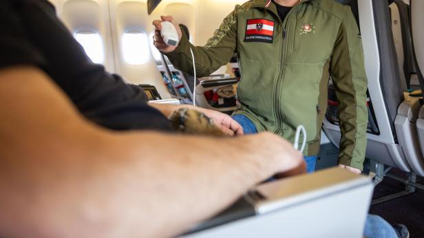 Jagdkommando-Soldat betreut Passagier