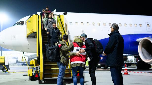 CHARTERMASCHINE MIT AUSGEFLOGENEN ÖSTERREICHERN AUS MASKAT IN WIEN-SCHWECHAT GELANDET: MEINL-REISINGER (NEOS) / OFNER