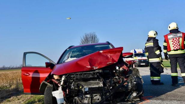 Feuerwehrleute und ein kaputtes Auto