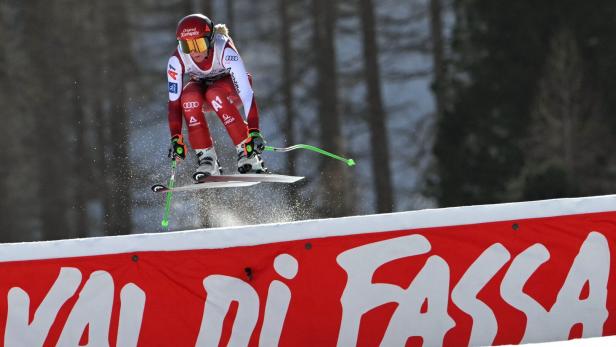 Cornelia Hütter bei einem Sprung in der Abfahrt in Val di Fassa.