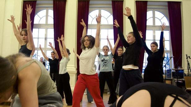 Insgesamt 300 Schüler tanzen, singen und spielen bei der Produktion mit.