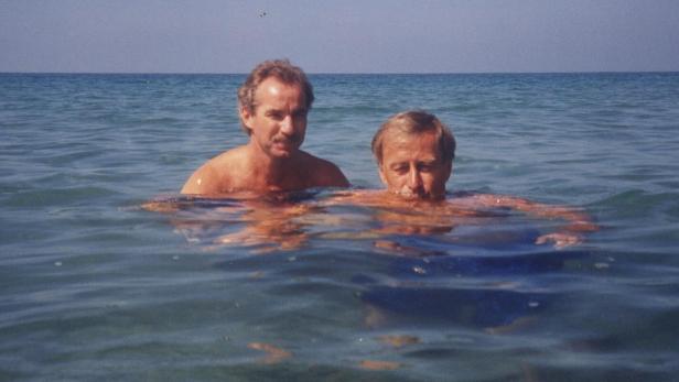 Riedl und Hickersberger baden im Meer. 