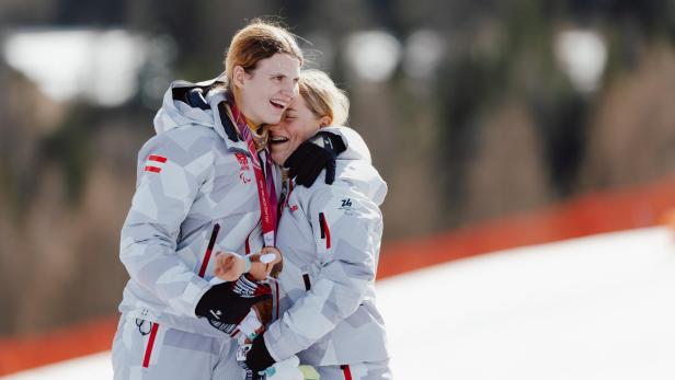 Große Emotionen bei Veronika Aigner und Lilly Sammer nach Gold.