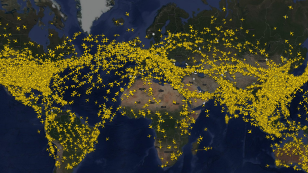 Weltkarte mit zahlreichen gelben Flugzeugsymbolen, die weltweite Flugbewegungen darstellen.