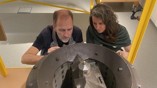 Sensible Tätigkeit: Wittig und Weixelbaumer überprüfen die Beschaffenheit des Narrenturm-Modells.  