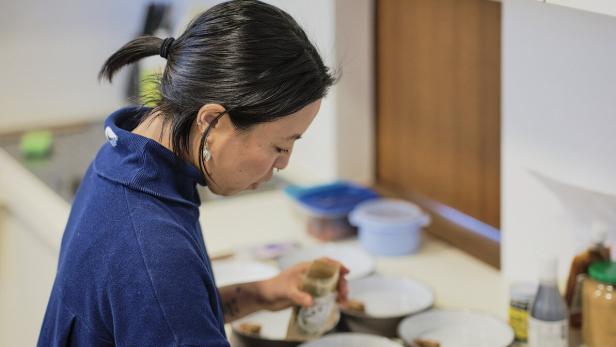 Köchin Yoshie Itasaka verbindet Regionales mit Zutaten, die sie aus Japan mitbringt.