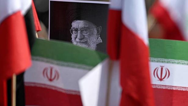 Der oberste Führer des Iran, Ayatollah Ali Khamenei, ist am Samstag vergangener Woche, dem ersten Tag des Krieges, ums Leben gekommen.