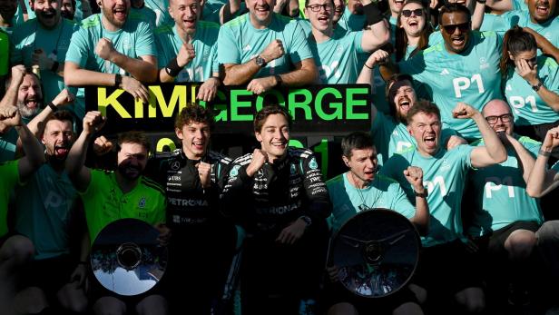 Perfekter Start: Euphorie beim Mercedes-Team nach dem Doppelsieg zum Auftakt von Russell (re.) vor Antonelli.