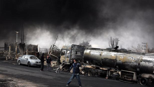 Rauch über der Ölraffinerie  Shahran bei Teheran: In der Nacht auf Sonntag haben die USA und Israel die Anlagen bombardiert. 