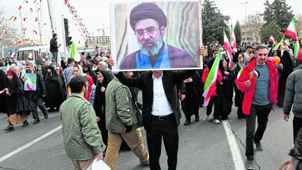 Erbdynastie Iran: Sohn Mojtaba folgt auf Vater Ali Khamenei 