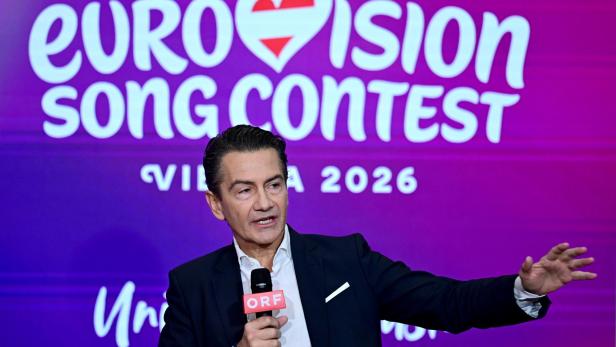 Roland Weißmann spricht bei einer Pressekonferenz zum Eurovision Song Contest 2026 in Wien und hält ein ORF-Mikrofon.