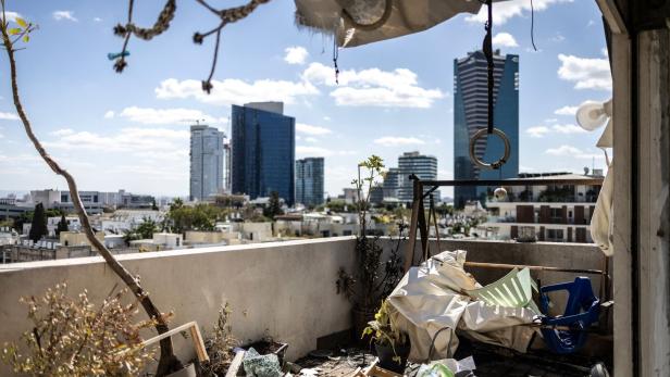 Blick auf die durch einen iranischen Raketenangriff beschädigte Wohnung im Zentrum der israelischen Küstenstadt Tel Aviv am 8. März 2026. 