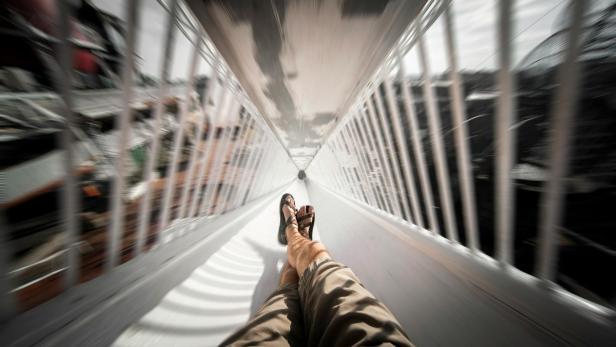 Beine auf einer weißen Rutsche