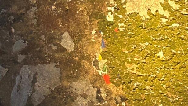 Foto vom Hubschrauber aus. Die bunten Fahnen wurden für abgestürzte Bergsteiger gehalten.