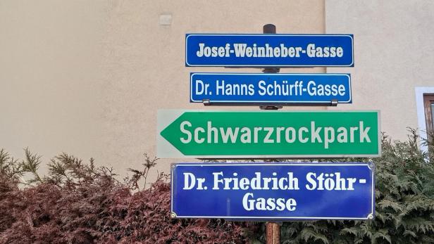 Vier Straßenschilder untereinander