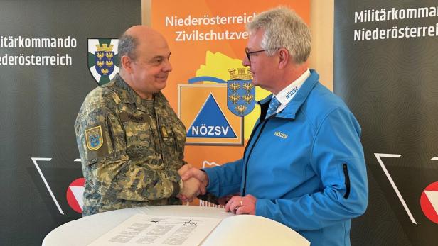 Georg Härtinger und Christoph Kainz geben sich die Hand